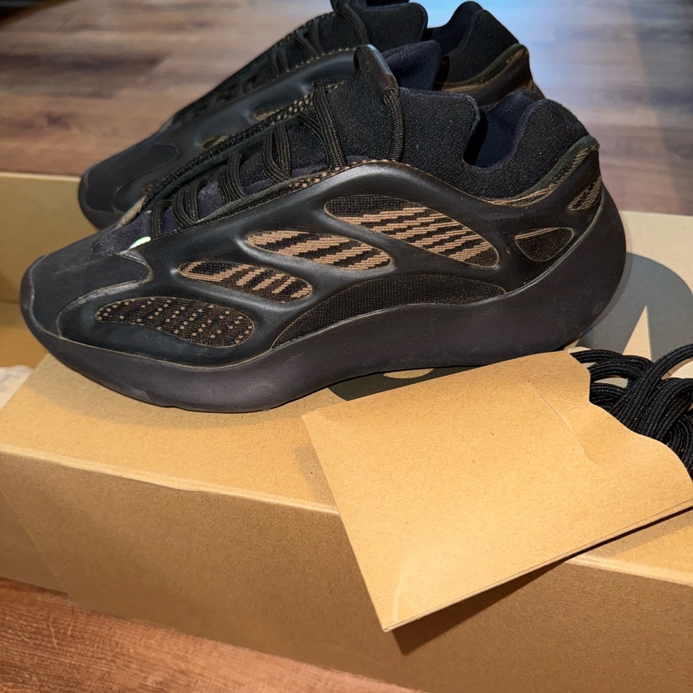 Minimally worn Yeezy 700 clay brown - size 6.5 men’s